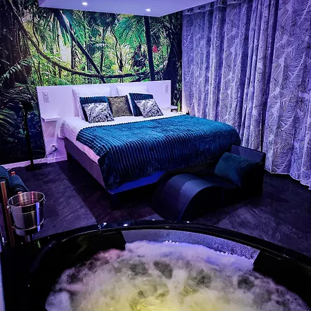 Loveroom & Jacuzzi Tijugo - Ferrand Apartman *