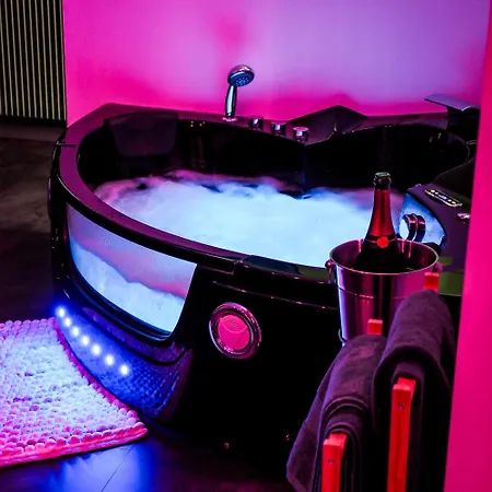 Loveroom & Jacuzzi Tijugo - Ferrand Apartman *